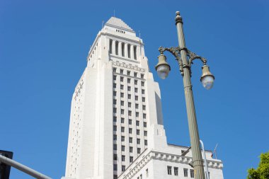Güzel bir yaz sabahında belediye binasının önünde. Los Angeles, Kaliforniya, ABD