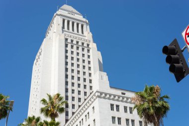 Güzel bir yaz sabahında belediye binasının önünde. Los Angeles, Kaliforniya, ABD