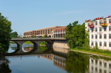 Güzel bir yaz sabahında Fox River 'a bakıyorum. Aurora, Illinois, ABD