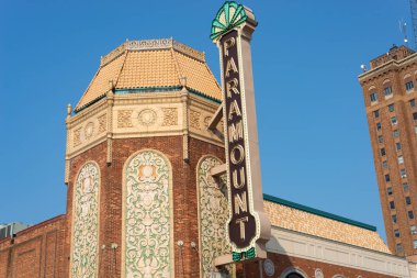 Aurora, Illinois - ABD - 27 Temmuz 2021: Tarihi Paramount Tiyatrosu, 1931 'de güzel bir yaz sabahı açıldı.
