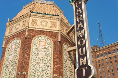 Aurora, Illinois - ABD - 27 Temmuz 2021: Tarihi Paramount Tiyatrosu, 1931 'de güzel bir yaz sabahı açıldı.