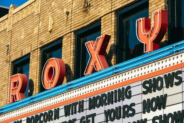 Ottawa, Illinois - ABD - 12 Haziran 2021: Roxy Tiyatrosu, 1910 'da sabah ışığında Gayety Tiyatrosu olarak açıldı..