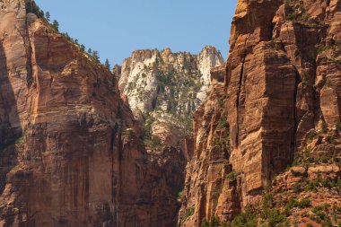 Zion Ulusal Parkı 'ndaki Patrikler Sarayı' ndaki kanyon duvarlarının görüntüsü.