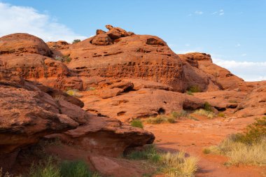 Öğleden sonra ışığında güzel kırmızı kaya oluşumları. St. George, Utah, ABD