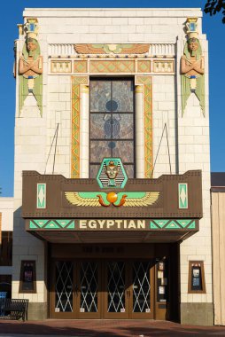 DeKalb, Illinois - ABD - 3 Ağustos 2021: Tarihi Mısır Tiyatrosu, güzel bir yaz sabahı 1929 'da açıldı.