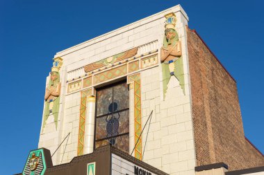 DeKalb, Illinois - ABD - 3 Ağustos 2021: Tarihi Mısır Tiyatrosu, güzel bir yaz sabahı 1929 'da açıldı.