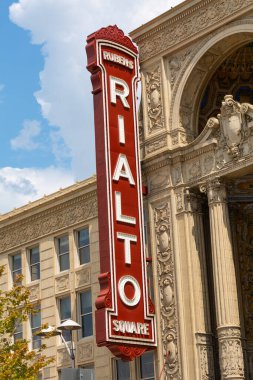 Joliet, Illinois - ABD - 3 Ağustos 2021: Tarihi Rialto Meydanı Tiyatrosu 'nun dış mekanı, 1929 yılında, öğleden sonra aydınlığında açıldı..