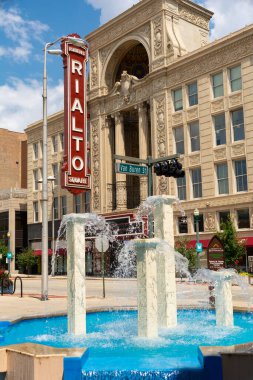 Joliet, Illinois - ABD - 3 Ağustos 2021: Tarihi Rialto Meydanı Tiyatrosu 'nun dış mekanı, 1929 yılında, öğleden sonra aydınlığında açıldı..