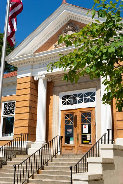 2021年8月23日 美国威斯康星州巴拉布 卡内基免费图书馆于1903年在一个美丽的夏日下午开放 — 图库照片