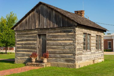 Knoxville, Illinois - ABD - 19 Ağustos 2021: John Sanburn Kulübesi, 1832 'de güzel bir yaz gününde Knoxville kasabasında bir market olarak açıldı..