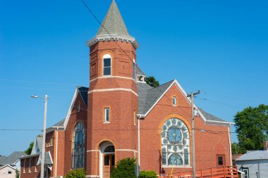 Orta batı kasabasındaki eski tuğla kilise..