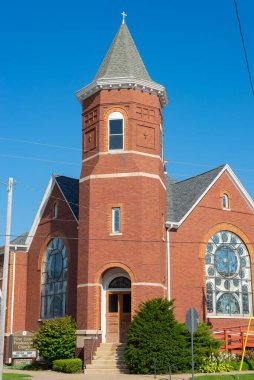 Orta batı kasabasındaki eski tuğla kilise..