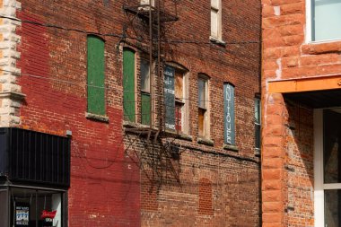 Kewanee, Illinois - ABD - 7 Ekim 2025: Kewanee, Illinois, ABD 'deki şehir merkezi binasının dışı.