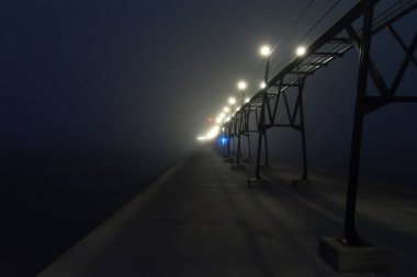 Grand Haven, Michigan, ABD 'deki Grand Haven İskelesinde sisli bir sabah..