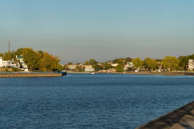 Öğleden sonraki ışıkta Grand Haven.