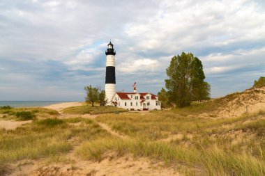 Tarihi Büyük Samur Noktası Deniz feneri, 1867 'de inşa edildi, öğleden sonra aydınlatması Ludington, Michigan, ABD' de yapıldı..