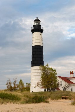 Tarihi Büyük Samur Noktası Deniz feneri, 1867 'de inşa edildi, öğleden sonra aydınlatması Ludington, Michigan, ABD' de yapıldı..
