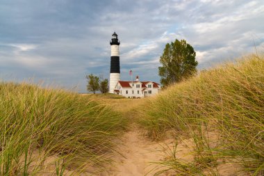 Tarihi Büyük Samur Noktası Deniz feneri, 1867 'de inşa edildi, öğleden sonra aydınlatması Ludington, Michigan, ABD' de yapıldı..