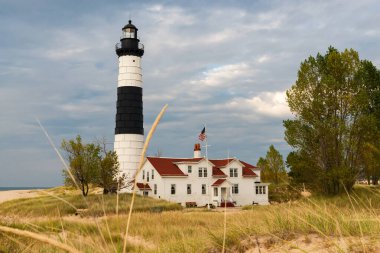 Tarihi Büyük Samur Noktası Deniz feneri, 1867 'de inşa edildi, öğleden sonra aydınlatması Ludington, Michigan, ABD' de yapıldı..