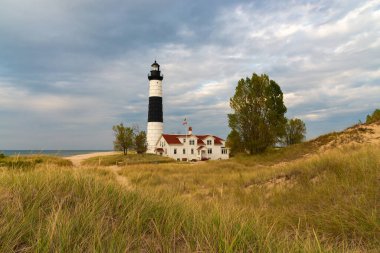 Tarihi Büyük Samur Noktası Deniz feneri, 1867 'de inşa edildi, öğleden sonra aydınlatması Ludington, Michigan, ABD' de yapıldı..