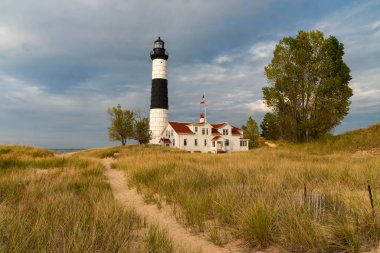 Tarihi Büyük Samur Noktası Deniz feneri, 1867 'de inşa edildi, öğleden sonra aydınlatması Ludington, Michigan, ABD' de yapıldı..