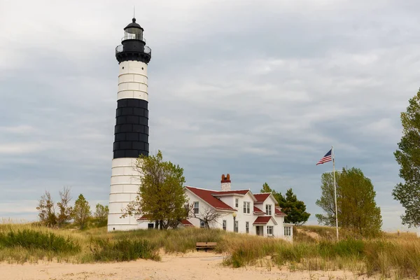 Tarihi Büyük Samur Noktası Deniz feneri, 1867 'de inşa edildi, öğleden sonra aydınlatması Ludington, Michigan, ABD' de yapıldı..