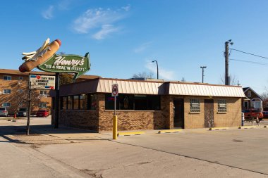 Cicero, Illinois - ABD - 12 Ocak 2026: Henry 'nin arabalı sinemasının dışı, 1950' den beri Cicero, Illinois, ABD 'de tarihi Route 66' da açık..
