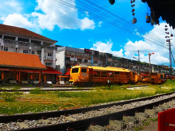 良い日に列車とヤラン鉄道駅 — ストック写真