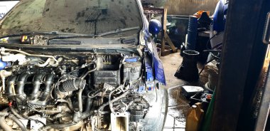 Paslı ve kirli otomobil parçaları, su sızıntısı ve kötü araba bakımı olan eski kullanılmış dizel motor..