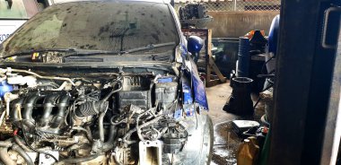 Paslı ve kirli otomobil parçaları, su sızıntısı ve kötü araba bakımı olan eski kullanılmış dizel motor..