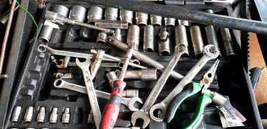 Paslı ve kirli otomobil parçaları, su sızıntısı ve kötü araba bakımı olan eski kullanılmış dizel motor..