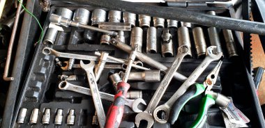 Paslı ve kirli otomobil parçaları, su sızıntısı ve kötü araba bakımı olan eski kullanılmış dizel motor..