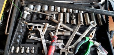 Paslı ve kirli otomobil parçaları, su sızıntısı ve kötü araba bakımı olan eski kullanılmış dizel motor..