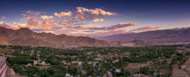 Ladakh Bölgesi 'ndeki Leh şehrinin üzerinde renkli bir günbatımı. Arka planda Himalaya Dağları, Hindistan.