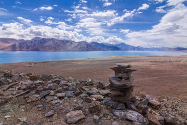 Pangong Gölü, Pangong Gölü ya da Pangong Gölü üzerindeki Budist dini sembol, doğu Ladakh ve Batı Tibet 'i kapsayan ve 4.225 metre uzunluğunda 134 km uzunluğunda olan bir endorheik göldür..