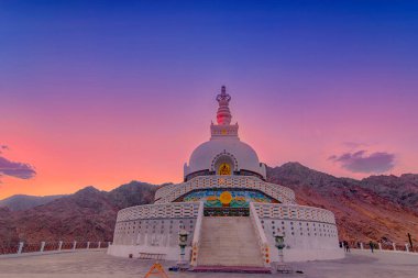 Himalaya 'nın yüksek dağlarında günbatımında Leh Stupa. Jammu ve Kashmir, Hindistan