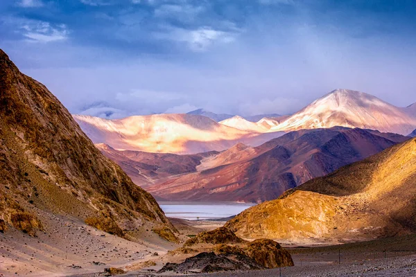 Lek Skuggor Och Ljus Över Vackra Pangong Lake Pangong Tso — Stockfoto