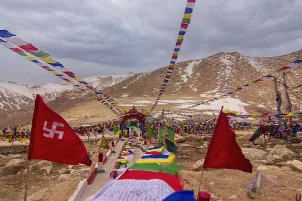 Hindu Vallási Ima Harang Buddhista Ima Zászlók Háttérben Magas Hegyek — Stock Fotó