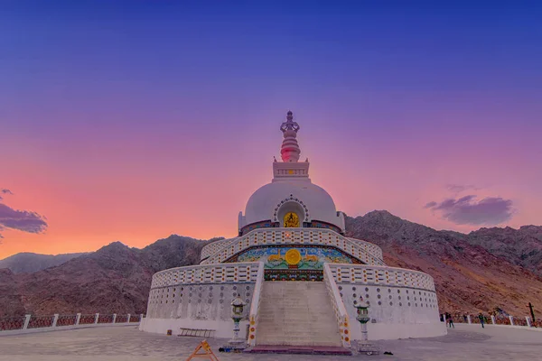 Himalaya 'nın yüksek dağlarında günbatımında Leh Stupa. Jammu ve Kashmir, Hindistan