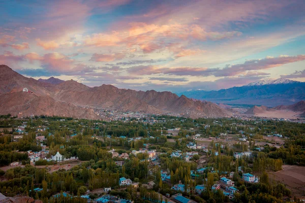 印度拉达克地区美丽的黎城 背景是喜马拉雅山脉 夕阳西下 色彩斑斓 — 图库照片