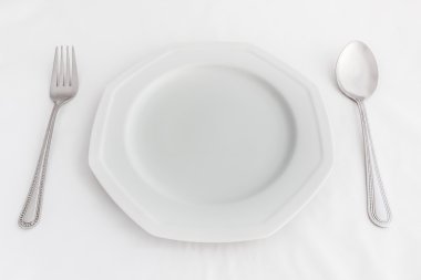 tabak, kaşık beyaz ve beyaz zemin üzerine çatal.