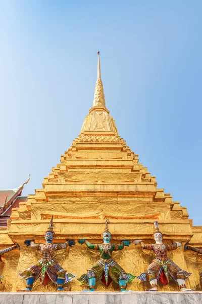 Giant statue in emerald temple — Stock Photo, Image