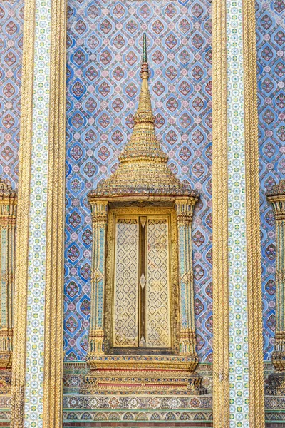 Tempelfenster im smaragdgrünen Buddha — Stockfoto