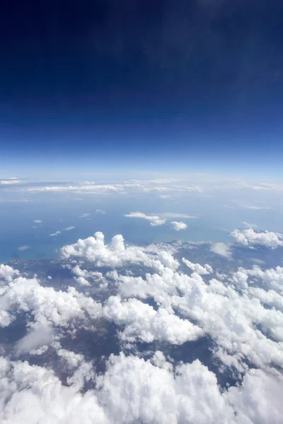 Nubes blancas y cielo azul — Foto de Stock