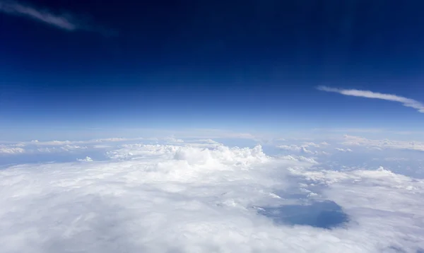 Nuvens brancas e céu azul — Fotografia de Stock