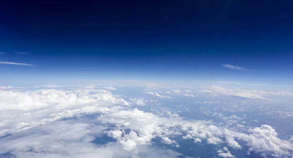 Nubes blancas y cielo azul — Foto de Stock