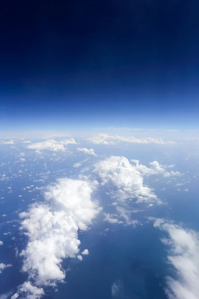 Білі хмари і блакитне небо — стокове фото