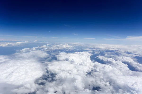 Beyaz bulutlar ve mavi gökyüzü