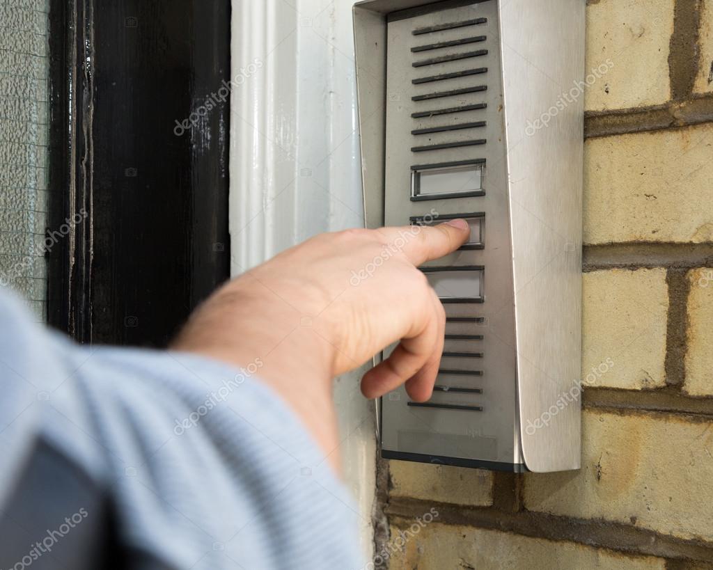 uomo di suonare un citofono per accedere — Foto Stock © fantasticbunny