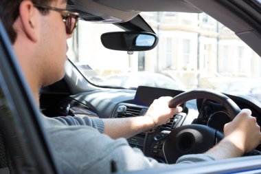 Araba süren bir adam.